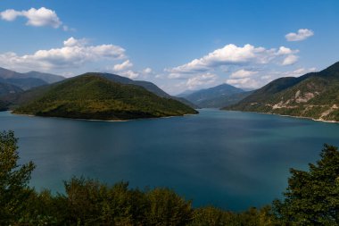 Gürcistan 'daki Aragvi Nehri Vadisi' nin sakin manzarası