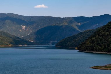 Gürcistan 'daki Aragvi Nehri Vadisi' nin sakin manzarası
