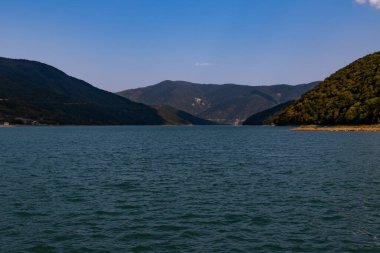 Gürcistan 'daki Aragvi Nehri Vadisi' nin sakin manzarası