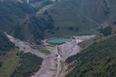 Gürcistan vadilerindeki su deposuna giden yol. 