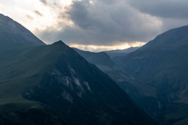 Georgia 'da Sunset' te Dağ Siluetleri