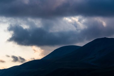 Georgia 'da Sunset' te Dağ Siluetleri