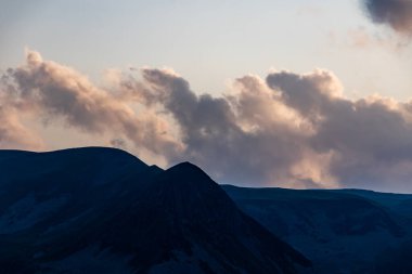 Georgia 'da Sunset' te Dağ Siluetleri