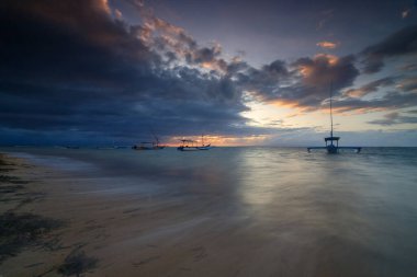 Geleneksel Balili tekne Altın Gün Doğumu 'nda kıyıda yüzüyor.