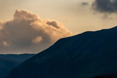 Georgia 'da Sunset' te Dağ Siluetleri