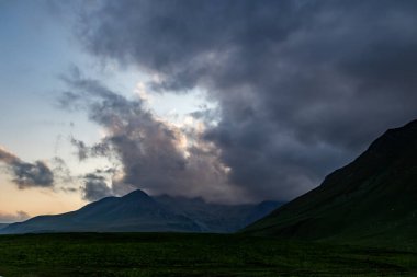 Georgia 'da Sunset' te Dağ Siluetleri