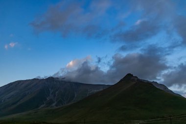Georgia 'da Sunset' te Dağ Siluetleri