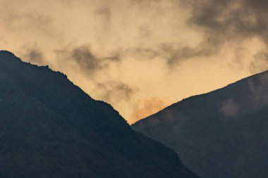 Georgia 'da Sunset' te Dağ Siluetleri