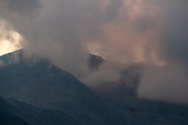 Georgia 'da Sunset' te Dağ Siluetleri