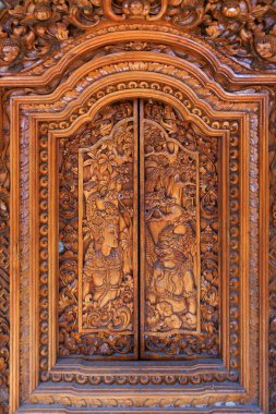 Karmaşık Balili Ahşap Oyma Kapı Paneli