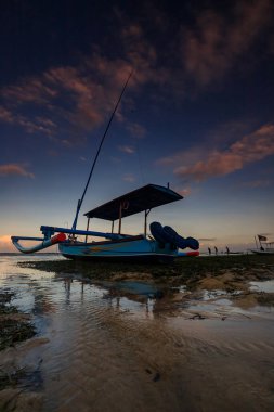 Geleneksel Bali Balıkçı Teknesi Gün batımında gelgitte