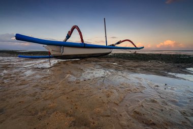 Geleneksel Bali Balıkçı Teknesi Gün batımında gelgitte