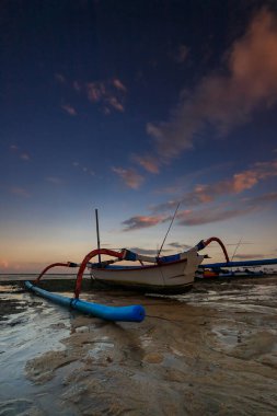 Geleneksel Bali Balıkçı Teknesi Gün batımında gelgitte