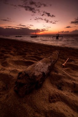 Günbatımında Sükunet Bali Plajı Driftwood ile