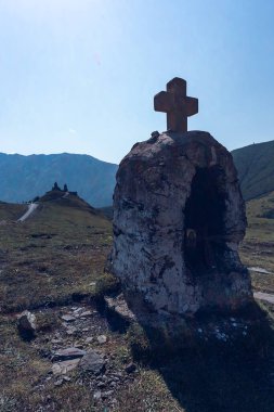 Gürcistan 'daki Gergeti Üçlemeci Kilisesi' nin dramatik bir manzarası.