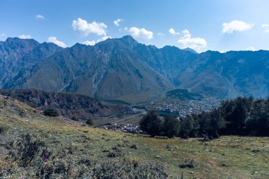 Gürcistan 'daki Görkemli Kafkas Dağları Açık Mavi Gökyüzü Altında