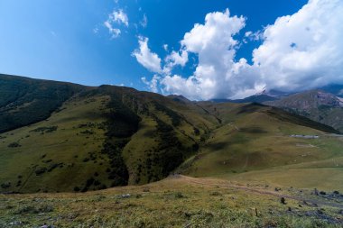 Kazbegi 'nin Karlı Zirvesi Açık Mavi Gökyüzü Altında