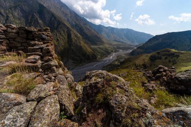 Georgia 'daki Dağ Vadisi' ne bakan Antik Taş Kalıntıları