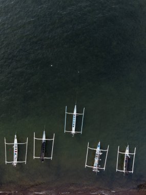 Low Tide 'da Bali Sahili' nde Geleneksel Avara Tekneleri
