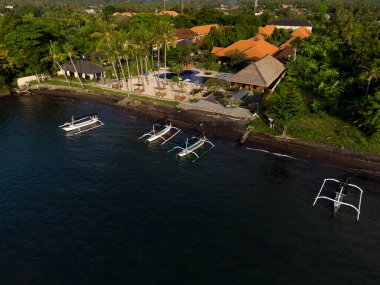Günbatımında Bali Sahil Tatil Köyü ve Geleneksel Gezici Teknelerinin Hava Görünümü