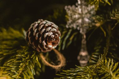 Evergreen Şubesindeki Çam Kozalağı Noel Dekorasyonu