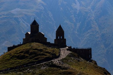 Gergeti Trinity Kilisesi Gürcistan 'da bir dağ sırtında. 