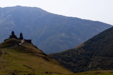 Gergeti Trinity Kilisesi Gürcistan 'da bir dağ sırtında. 