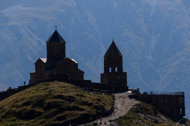 Gergeti Trinity Kilisesi Gürcistan 'da bir dağ sırtında. 