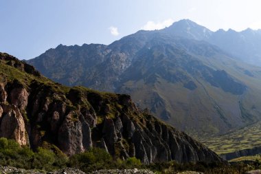 Gürcistan 'daki Majestic Kafkas Dağları Bulutlu Mavi Gökyüzünün Altında
