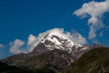 Karla kaplı Kazbegi Tepesi Bulutlu Mavi Gökyüzü Altında 