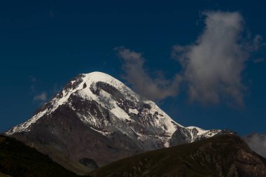 Karla kaplı Kazbegi Tepesi Bulutlu Mavi Gökyüzü Altında 