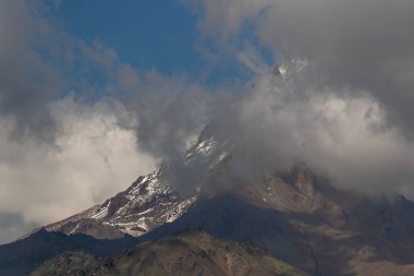 Karla kaplı Kazbegi Tepesi Bulutlu Mavi Gökyüzü Altında 