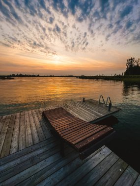 Litvanya 'daki Lakeside İskelesinde Altın Yaz Günbatımı 