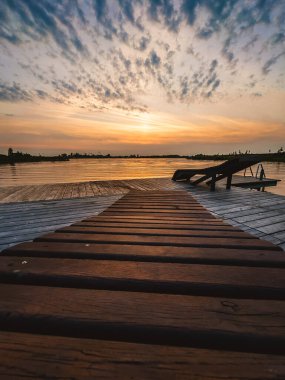 Litvanya 'daki Lakeside İskelesinde Altın Yaz Günbatımı 