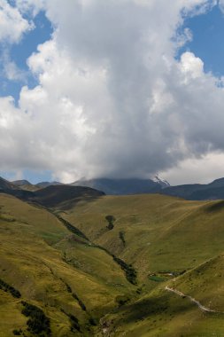 Gürcistan 'daki Majestic Kafkas Dağları Bulutlu Mavi Gökyüzünün Altında