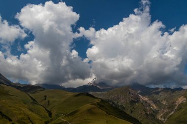 Gürcistan 'daki Majestic Kafkas Dağları Bulutlu Mavi Gökyüzünün Altında