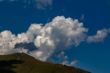 Gürcistan 'daki Majestic Kafkas Dağları Bulutlu Mavi Gökyüzünün Altında