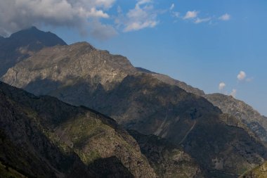 Gürcistan 'daki Majestic Kafkas Dağları Bulutlu Mavi Gökyüzünün Altında