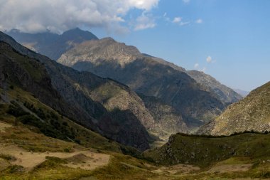 Gürcistan 'daki Majestic Kafkas Dağları Bulutlu Mavi Gökyüzünün Altında
