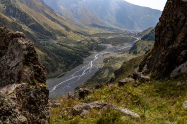 Gürcistan Vadisi 'ndeki Sarmal Dağ Nehri