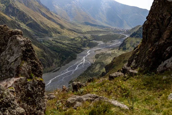 Gürcistan Vadisi 'ndeki Sarmal Dağ Nehri