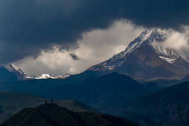 Karla kaplı Kazbegi Tepesi Dramatik Bulutlu Gökyüzü Altında
