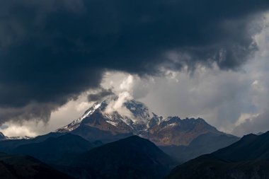 Karla kaplı Kazbegi Tepesi Dramatik Bulutlu Gökyüzü Altında