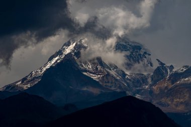 Karla kaplı Kazbegi Tepesi Dramatik Bulutlu Gökyüzü Altında
