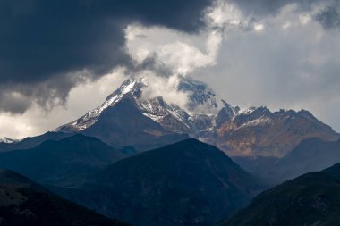 Karla kaplı Kazbegi Tepesi Dramatik Bulutlu Gökyüzü Altında