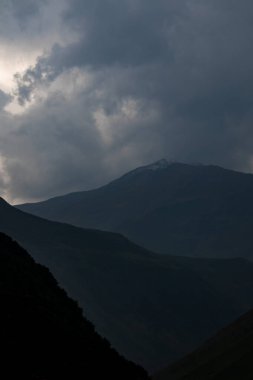 Gürcistan 'daki Majestic Kafkas Dağları Bulutlu Mavi Gökyüzünün Altında