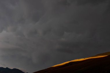 Gürcistan 'daki Dağ yamaçlarındaki Altın Gün Işığı