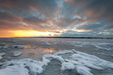 Curonian Körfezi üzerinde Kış Günbatımı, Litvanya