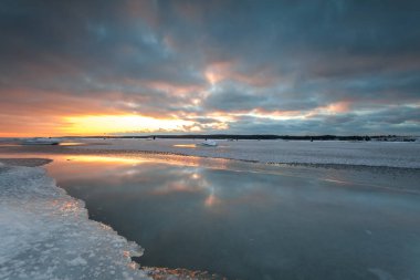 Curonian Körfezi üzerinde Kış Günbatımı, Litvanya