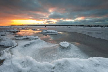 Curonian Körfezi üzerinde Kış Günbatımı, Litvanya